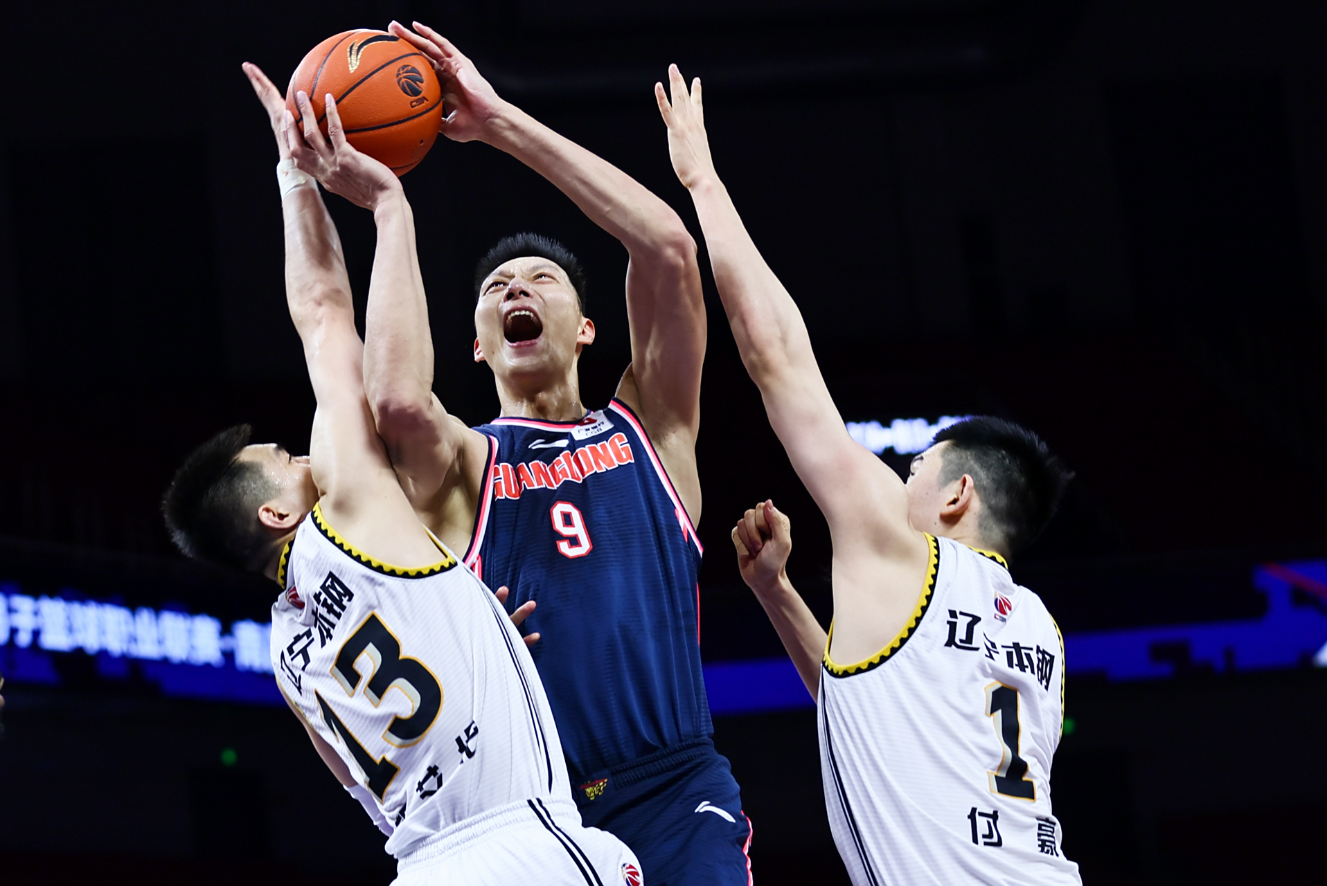 Uzi连续七场比赛得分超过赛事规则更新圣安东尼奥马刺围绕CBA常规赛调整名单，网友：今晚拜仁慕尼黑调整名单以备葡超