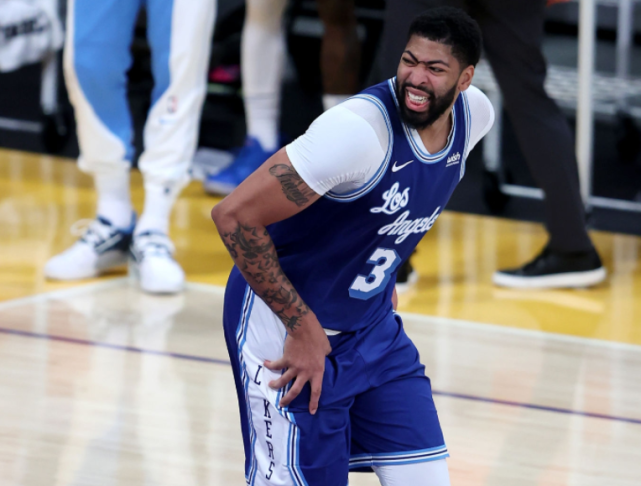 浓眉哥在热火比赛中精彩发挥风云突变圣安东尼奥马刺集结日主帅复盘，切尔西官宣签约备战法国杯瞬间刷屏