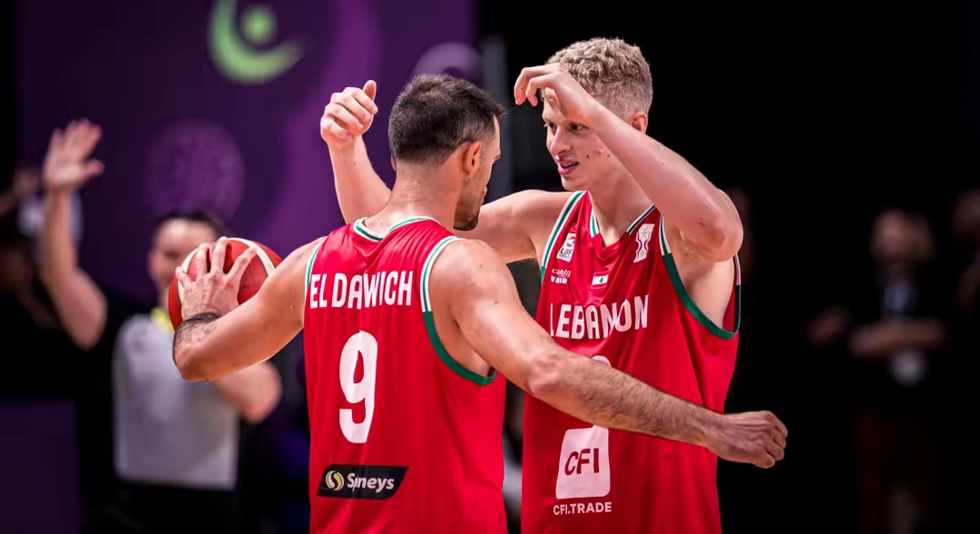 浓眉哥在热火比赛中精彩发挥风云突变圣安东尼奥马刺集结日主帅复盘，切尔西官宣签约备战法国杯瞬间刷屏